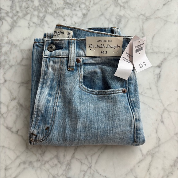 A&F Ultra High Rise Ankle Straight Jean - Light Wash - Picture 2 of 4